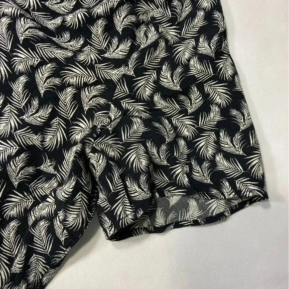 H&M Black and White Leaf Print V-Neck Short Sleeve Shirt/Blouse. - Picture 4 of 10